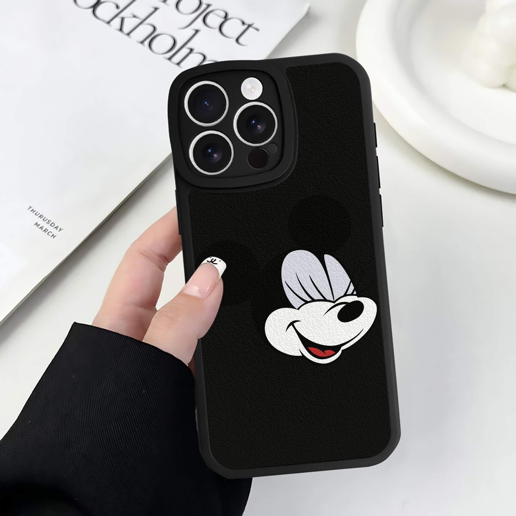 （画像用） ミッキーマウス Mickey Mouse 【iPhone 16シリーズ対応】シリコンスマホケース（レザー調） 材質：シリコン